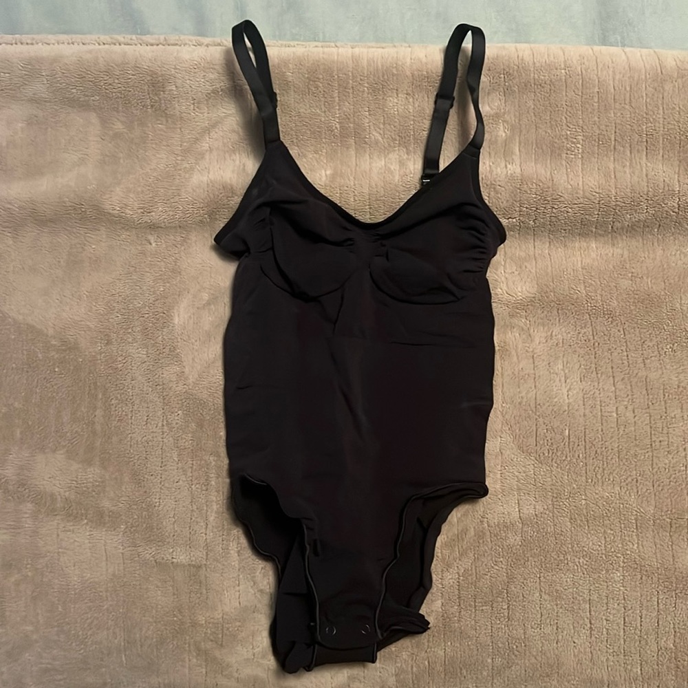 S/M SKIMS SCULPTING BODYSUIT W. SNAPS